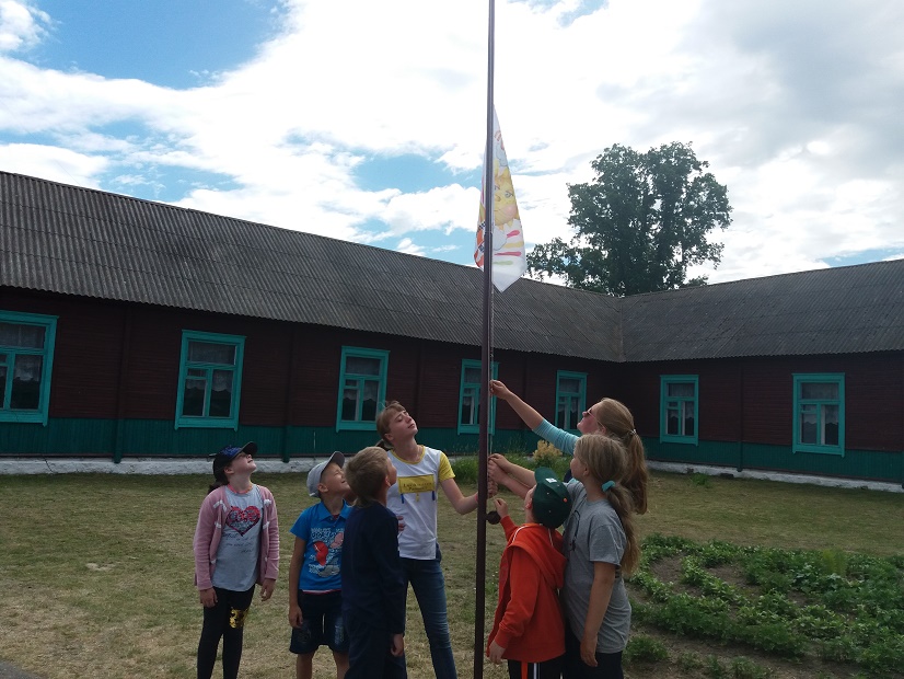 Поднятие  флага лагеря
